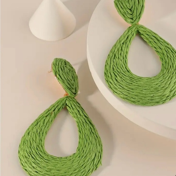 Sunshine days. Pop of sunshine hollow tear drop raffia textured dangle earrings - Picture 3 of 4